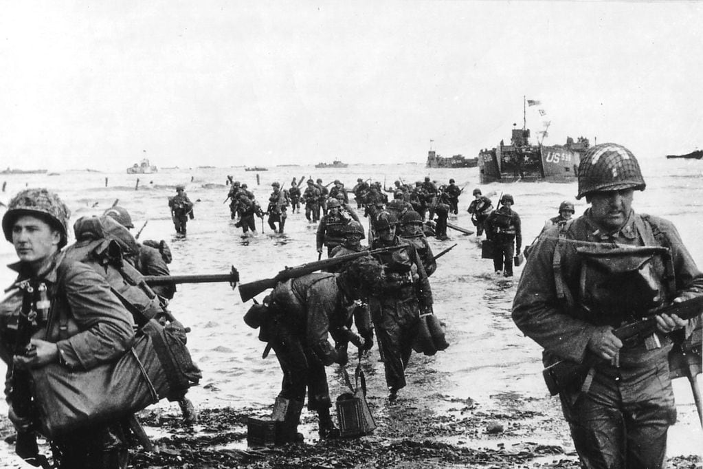 Las impactantes cifras que dejó el Día D: así fue el Desembarco de Normandía. Foto: refuerzos estadounidenses desembarcan en la playa de Omaha, cerca de Vierville sur Mer, Francia, 6 de junio de 1944.