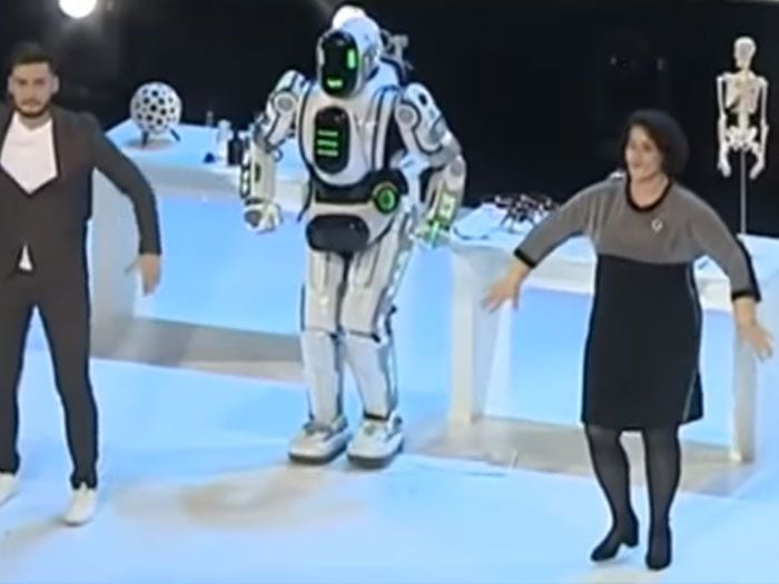 Robot ruso de última generación era en realidad un hombre disfrazado