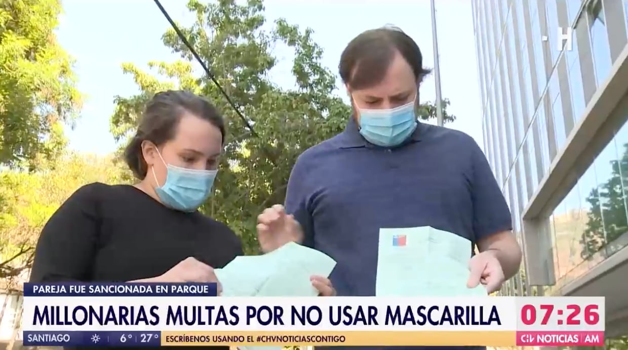 Pareja fue multada por quitarse la mascarilla en parque: deberán pagar $2,5 millones