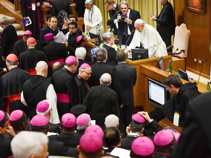 Papa pide "medidas concretas" al abrir cumbre contra pederastia