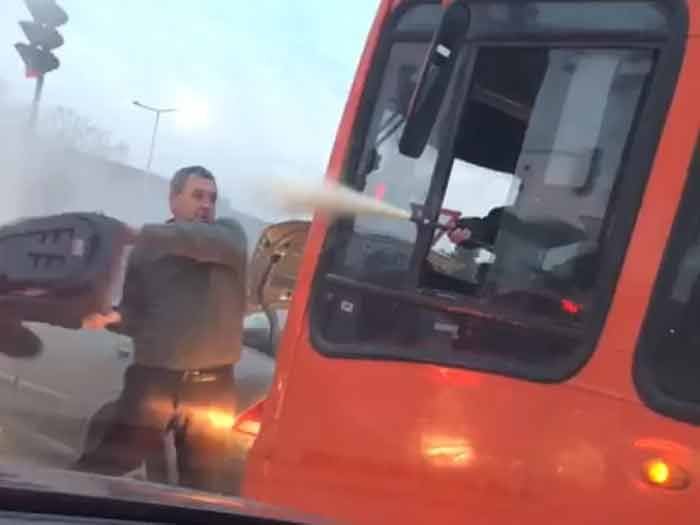 [Video] La curiosa pelea entre choferes con una silla de guagua y un extintor