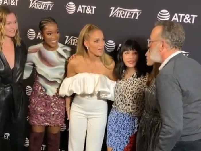 Barren con Tom Hanks por limpiarse la cara tras saludar a Jennifer Lopez