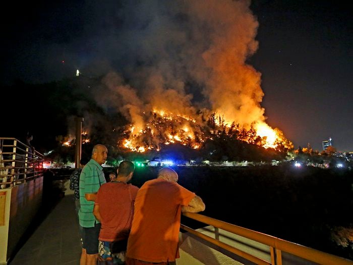 Conaf confirmó que "Ten Tanker" combatirá incendió en el San Cristóbal