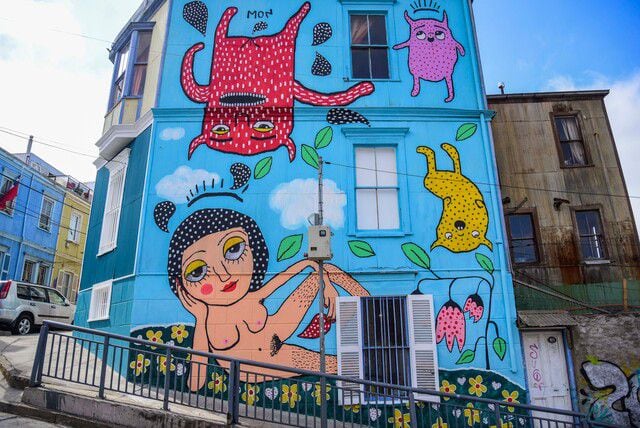 "Es de nuestro ciclo menstrual": Mon Laferte explica su mural en Valparaíso