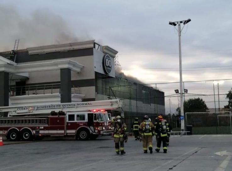 Bomberos en incendio de Espacio Don Óscar