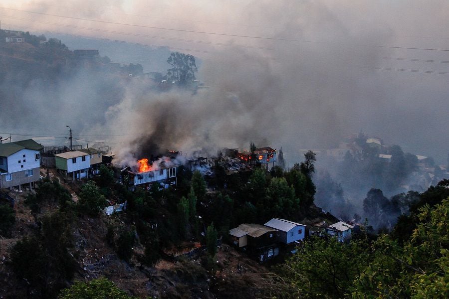 Incendio en cerro Rocuant de Valparaiso. 24/12/2019