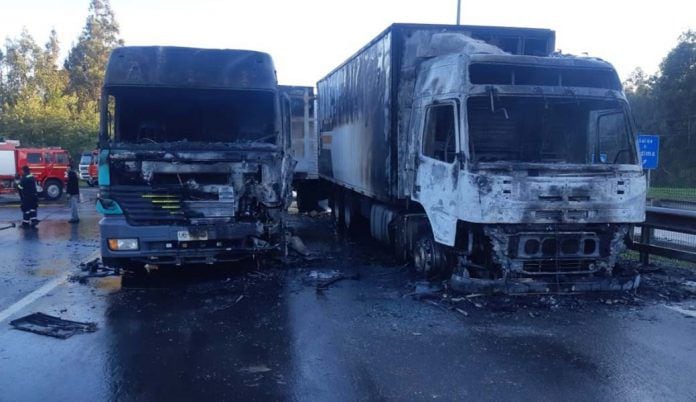 Intendente califica como "hecho terrorista" la quema de un bus y dos camiones en La Araucanía