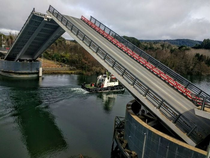 [Fotos] Puente Cau Cau levanta sus brazos y da paso a embarcaciones