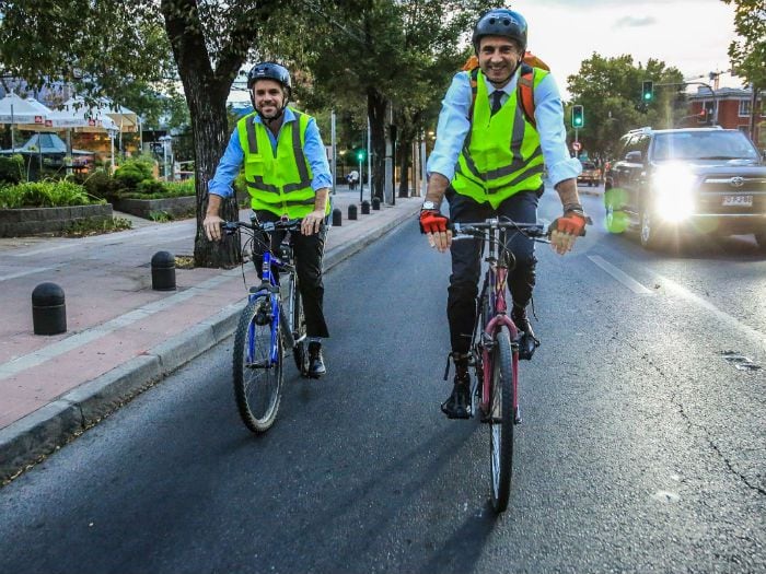 Ministros Blumel y Couve se van en bicicleta a La Moneda