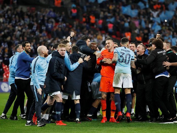 Claudio Bravo es campeón con el City y amenaza a registro de Arturo Vidal