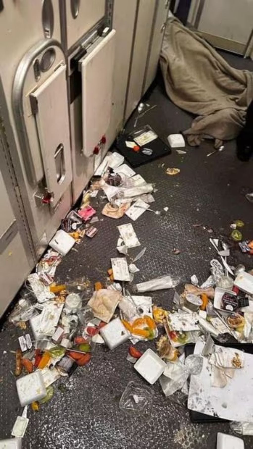 Las caóticas imágenes de cómo quedó el avión de Singapore Airlines tras las fuertes turbulencias