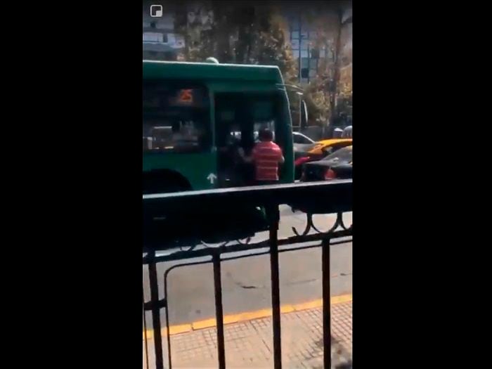 [Video] Registran violenta pelea entre taxista y chofer del Transantiago en plena Alameda