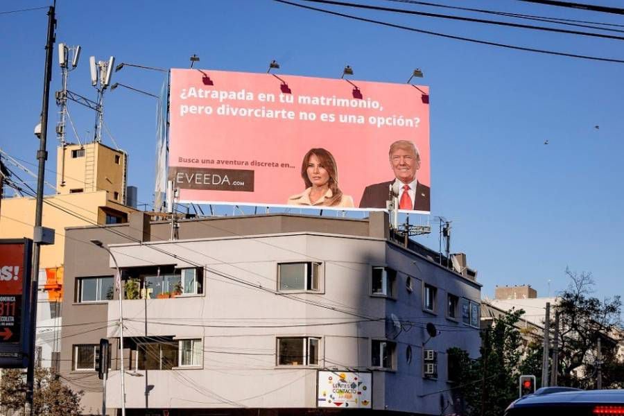 La explicación tras polémico cartel publicitario de Trump y Melania en Santiago