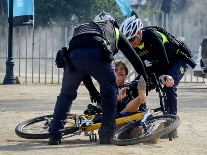 [Video] La feroz caída de Evelyn Matthei andando en bicicleta