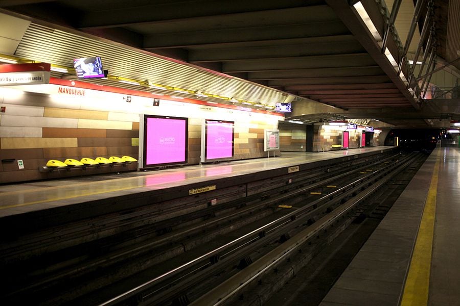 Baja afluencia de público estación de metro Manquehue.