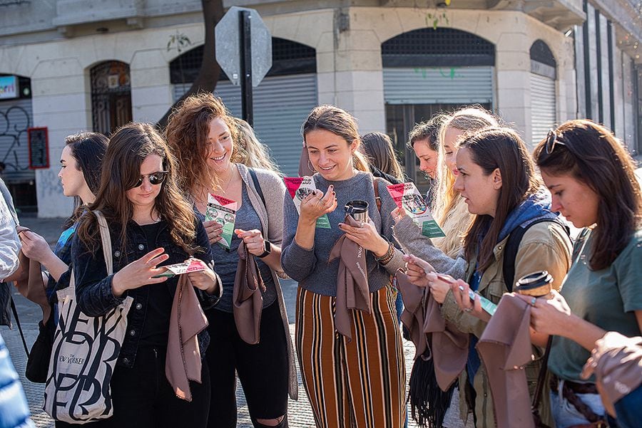 Tour feminista en Santiago atrae a turistas extranjeras