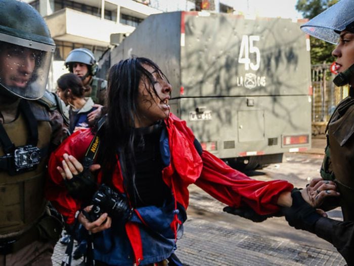 "Vergüenza nacional": Daniel Jadue viraliza video de agresión policial a fotógrafa