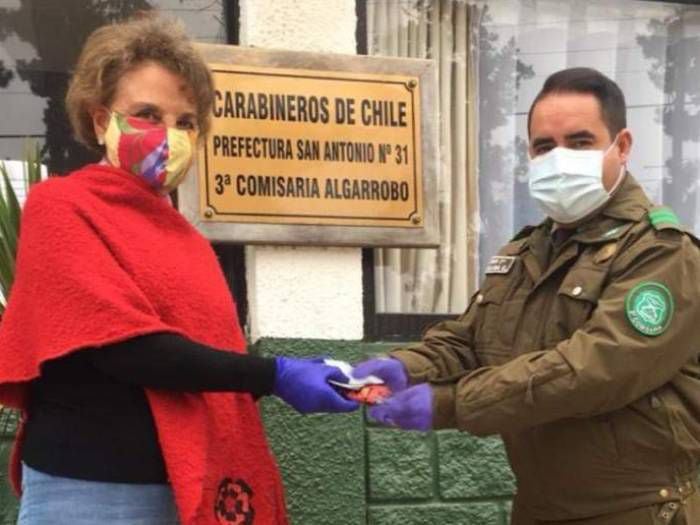 Carabinero devolvió casi medio millón de pesos a su dueña: encontró monedero en la calle