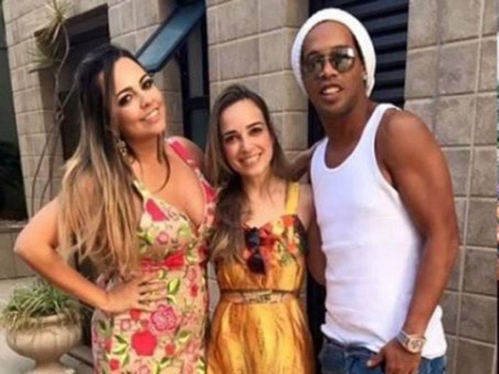 Déjate una: Ronaldinho celebrará el Año Nuevo en compañía de sus novias