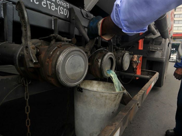 Graban a cliente que lanzó balde con agua contra bombero haitiano