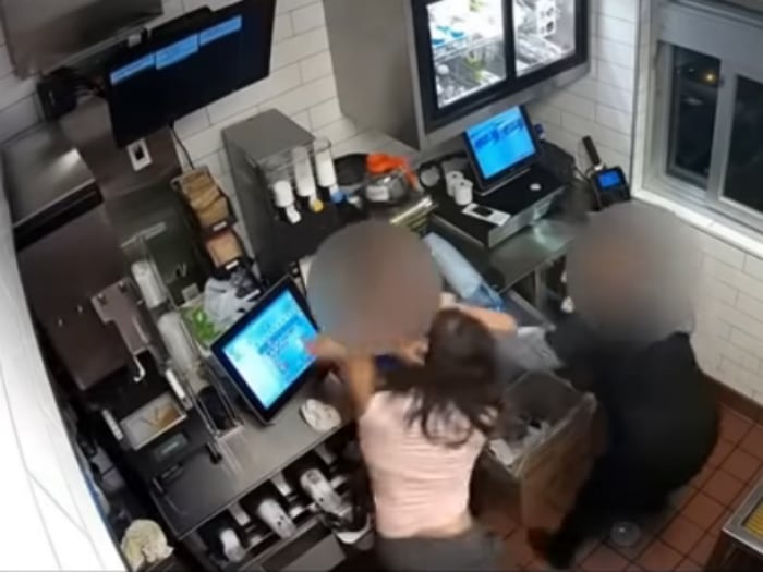 Mujer propina brutal golpiza a empleado de McDonald por no darle ketchup