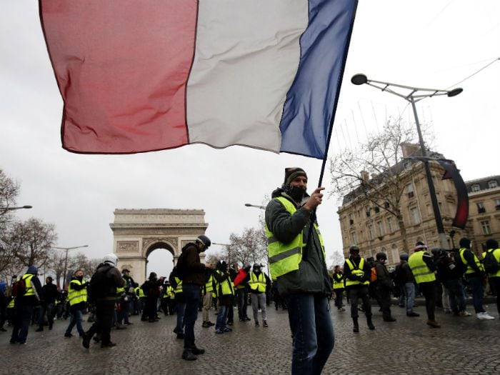 31 mil "chalecos amarillos" protestan en Francia: 700 detenidos