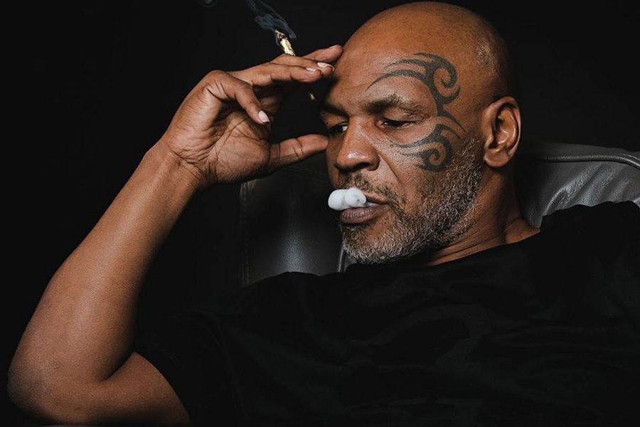 Como chimenea: Myke Tyson firmó su contrato para volver al ring fumando marihuana