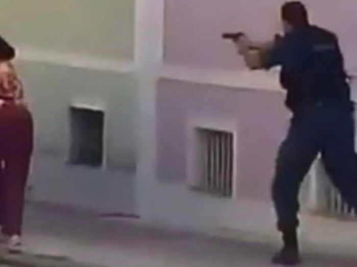 Brutal video: policías matan a tiros a delincuente en Brasil y el presidente los felicita