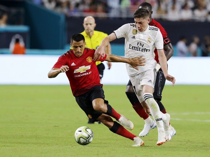 Promesa del Real Madrid se emocionó al recibir la camiseta de Alexis Sánchez