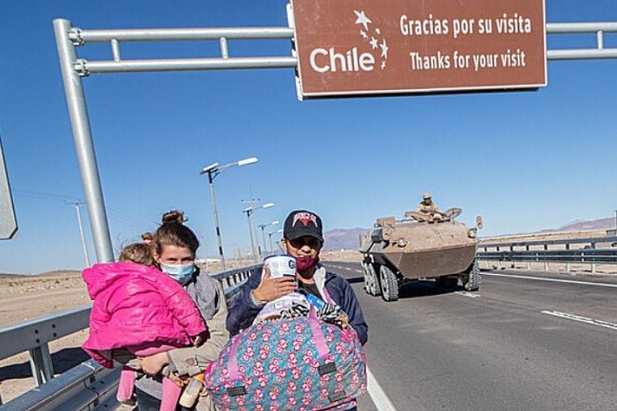 "Xenófobos...": cómo cubrió la prensa venezolana la quema a pertenencias de migrantes en Iquique