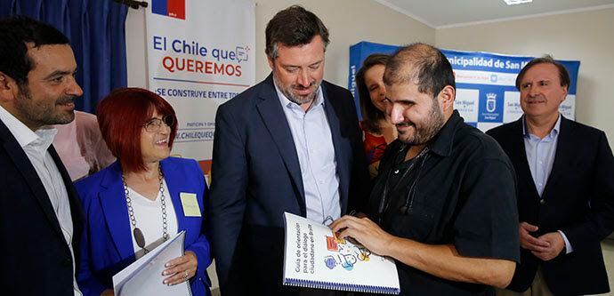 Gobierno entrega guía de orientación en Braille para persona no videntes