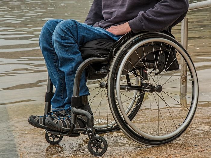 Parapléjico logró caminar gracias a que le implantaron un electrodo