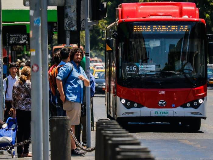 Lluvia de críticas por millonaria asesoría creativa tras cambio de nombre del Transantiago