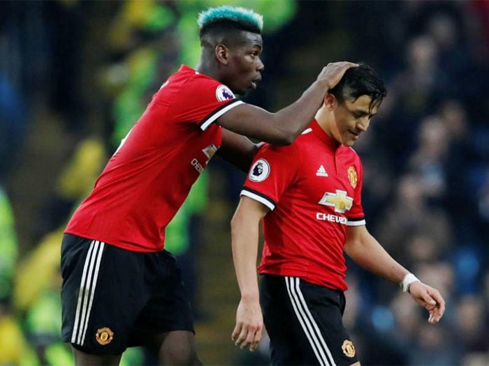 El cariñito de Pogba a Alexis ante críticas de la prensa británica: "No está jugando mal"