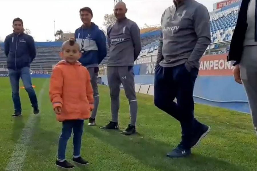 Niño iraní viajó a Chile para conocer a Arturo Vidal