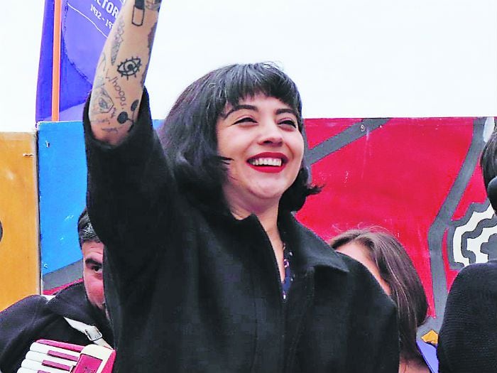 Mon Laferte llegó a cantar con el pueblo