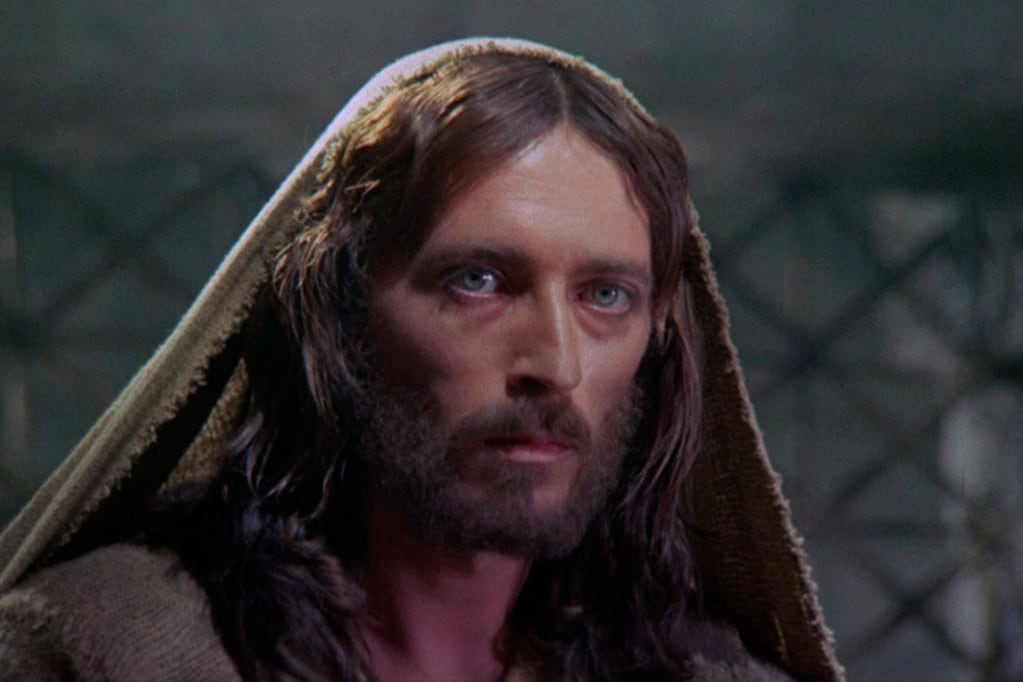 Así luce Robert Powell, el actor que protagonizó Jesús de Nazaret.
