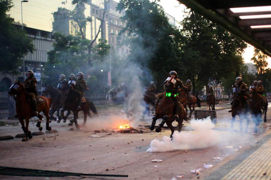 Senador Araya insta a Carabineros a no ocupar caballos en servicios de control del orden público