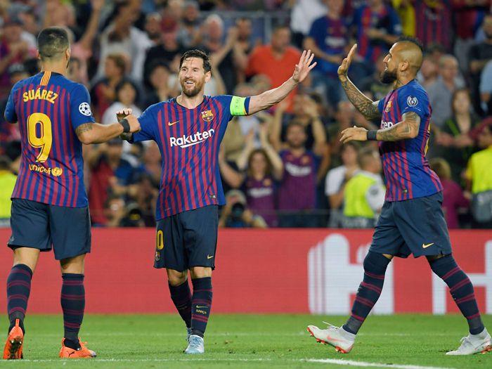 Arturo Vidal casi marcó un gol en su debut en Champions con el Barcelona