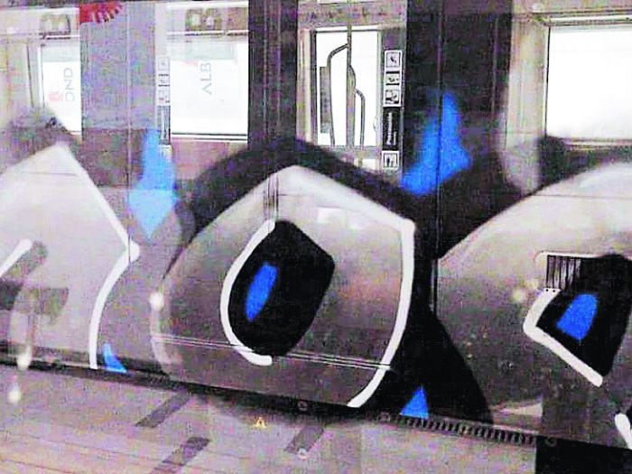 Buscan a "artistas" por rayar Metro a días del debut