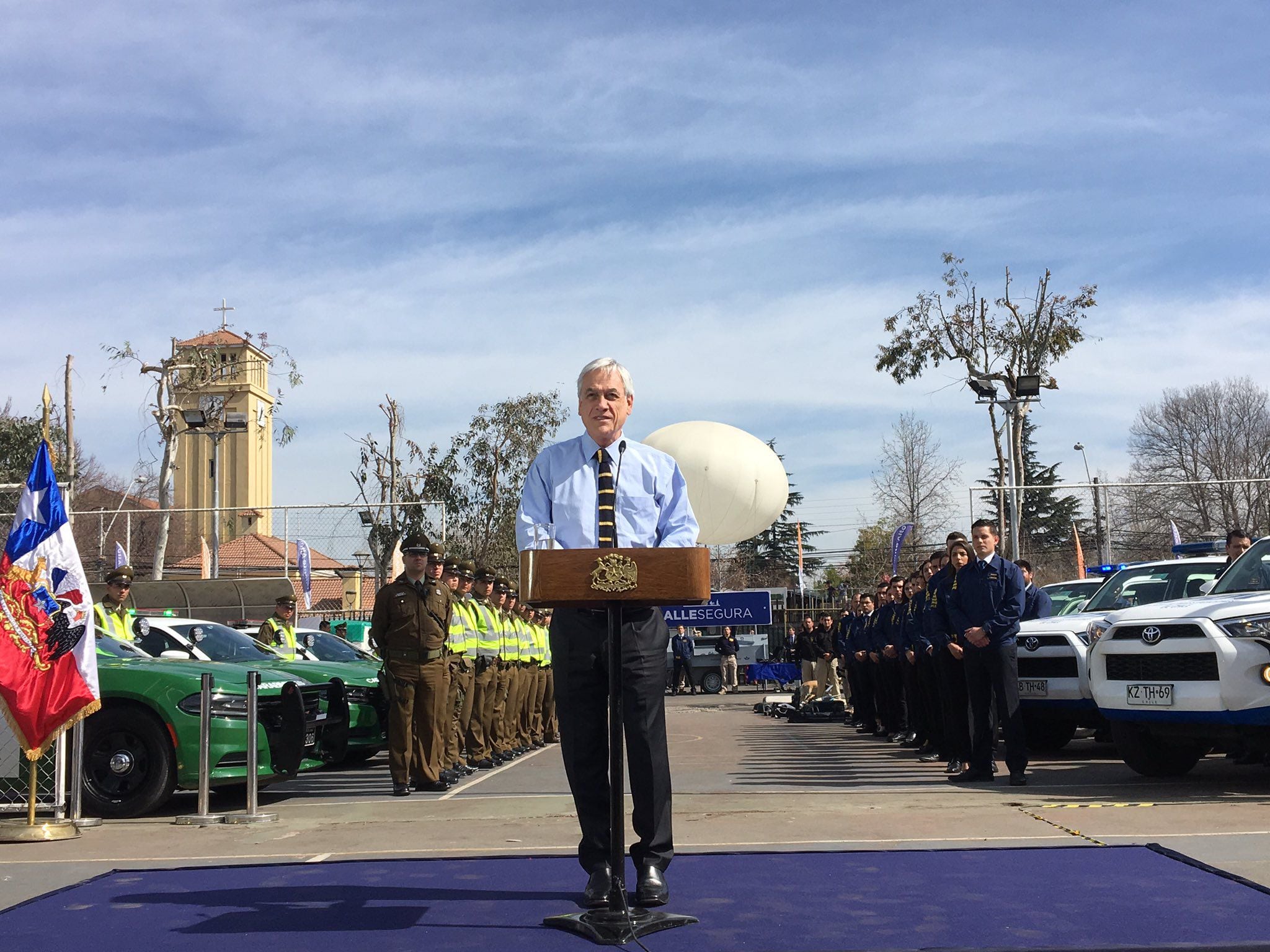 Presidente Sebastián Piñera presenta globo antidelincuencia para la capital