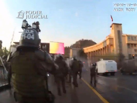 "Cayó un hue...": Fiscalía reveló un nuevo video de cámara corporal de Carabineros en Puente Pio Nono