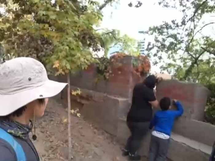 [Video] Turista coreano increpó a familia por rayar muro del cerro Santa Lucía