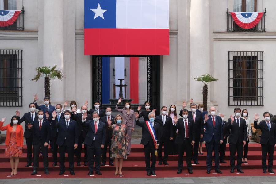 Piñera se toma tradicional foto de 18 de septiembre con su gabinete