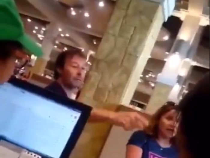 "Váyanse a su país": pareja grita insultos xenófobos a trabajadores de Subway