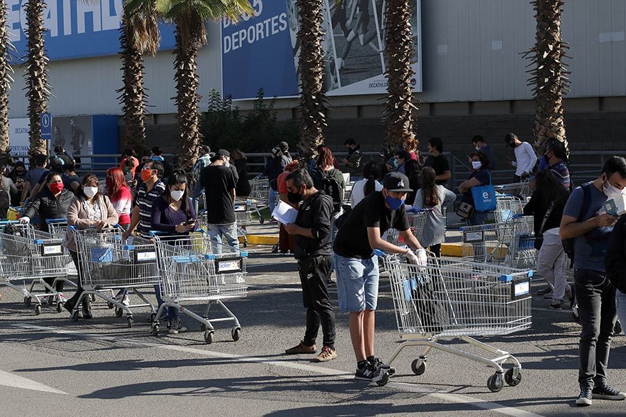 Largas filas en supermercado de Maipu previo a la cuarentena total en el Gran Santiago