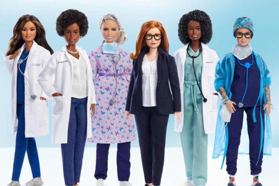 Estrenan Barbies en honor a creadora de la vacuna AstraZenca y a otras líderes de la pandemia