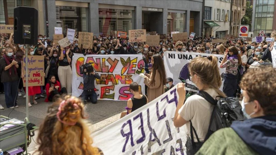 Arde Suiza: reducen pena a abusador porque la violación "duró solo 11 minutos"