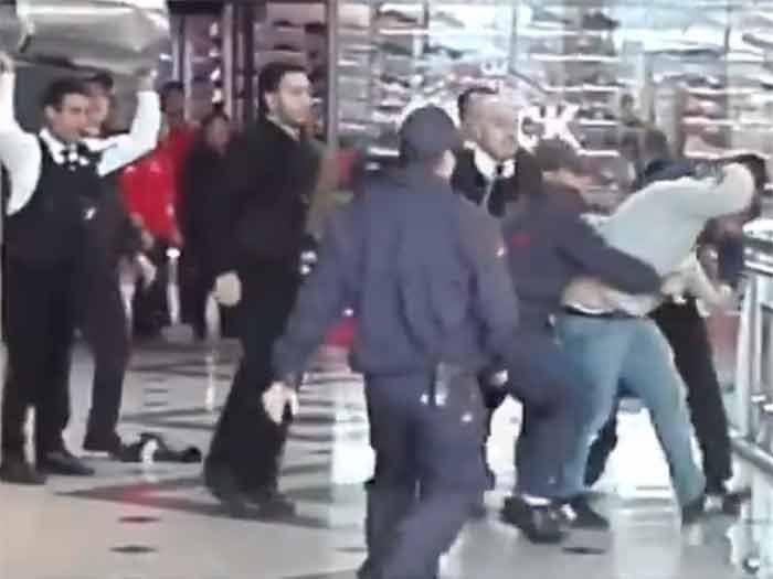 [Video] Feroz golpiza a presunto mechero en el Mall de Viña del Mar