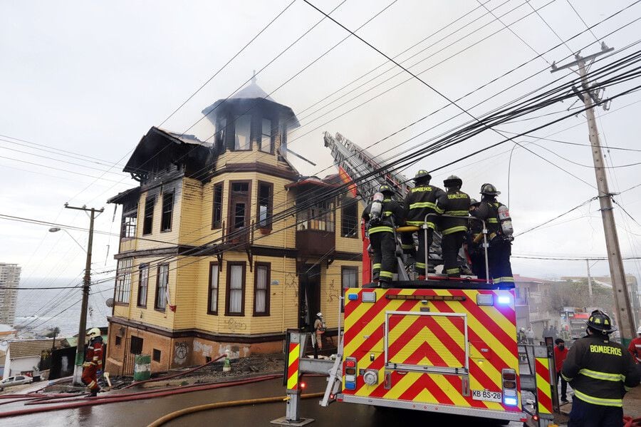 Incendio en hogar de ancianos movilizó a Bomberos en Valparaíso: no hubo heridos